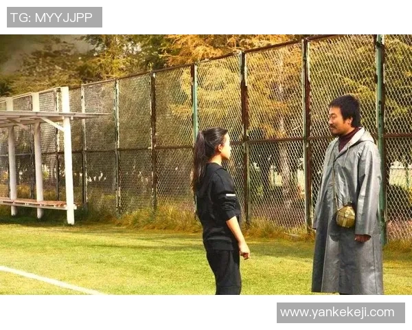 女粉丝追逐足球明星的热情与梦想背后的故事与感动